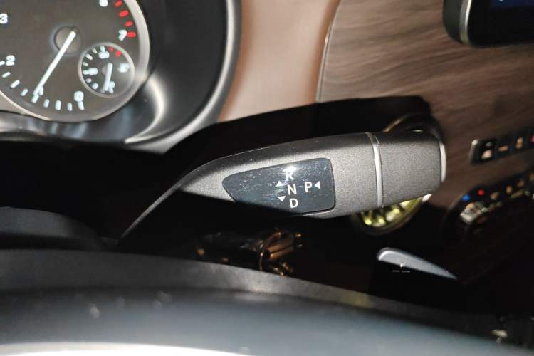 Used Mercedes-Benz Vito 2021 2.0T Business Version 7 Seats Gear Lever