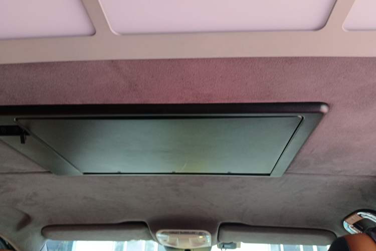 Used Mercedes-Benz Vito 2021 2.0T Elite Version 7 Seats Headliner