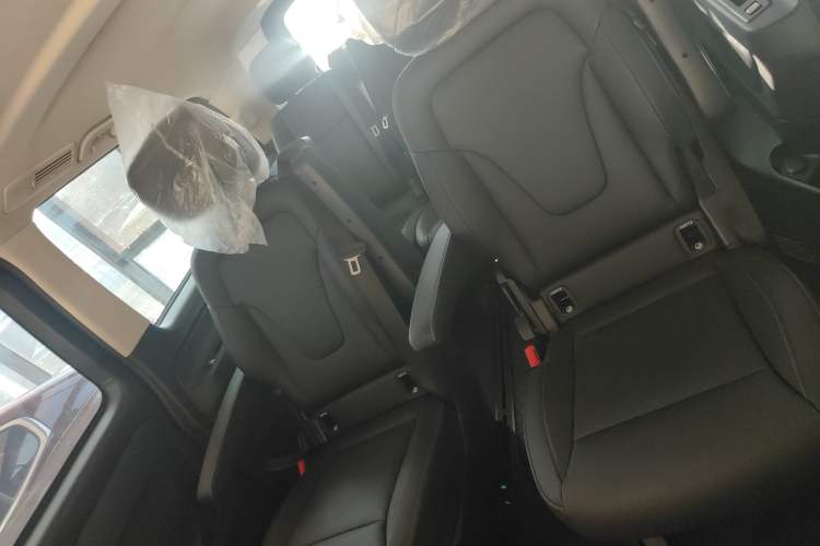 Used Mercedes-Benz Vito 2021 2.0T Elite Version 7 Seats Interior 4