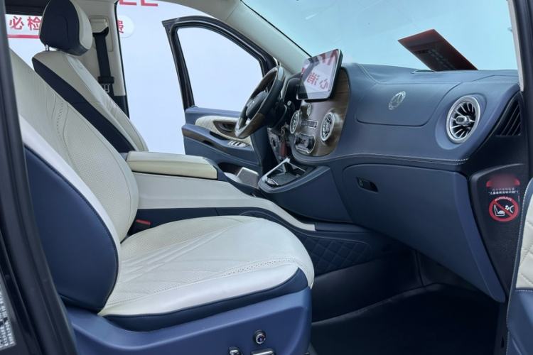 Used Mercedes-Benz Vito 2021 2.0T Elite Version 7 Seats Interior 4