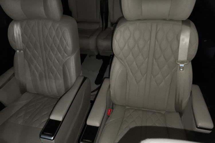 Used Mercedes-Benz Vito 2021 2.0T Elite Version 7 Seats Interior 4