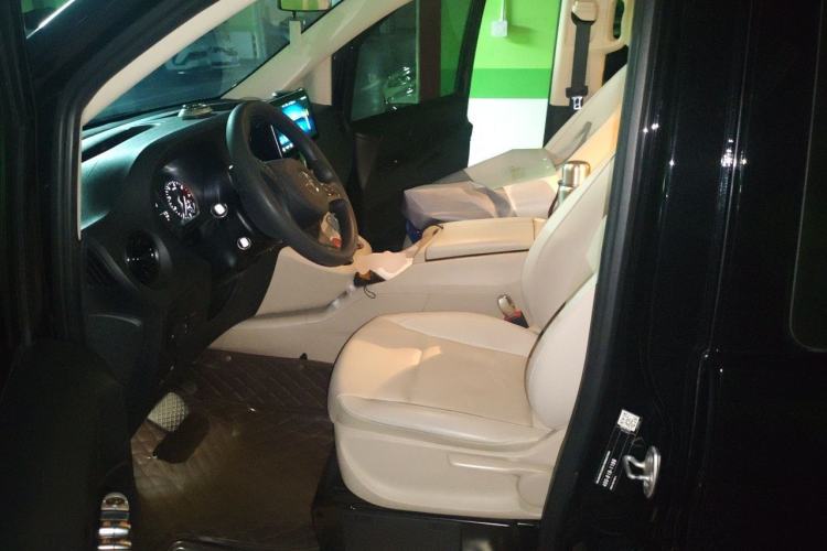 Used Mercedes-Benz Vito 2021 2.0T Elite Version 7 Seats Left Front Seat