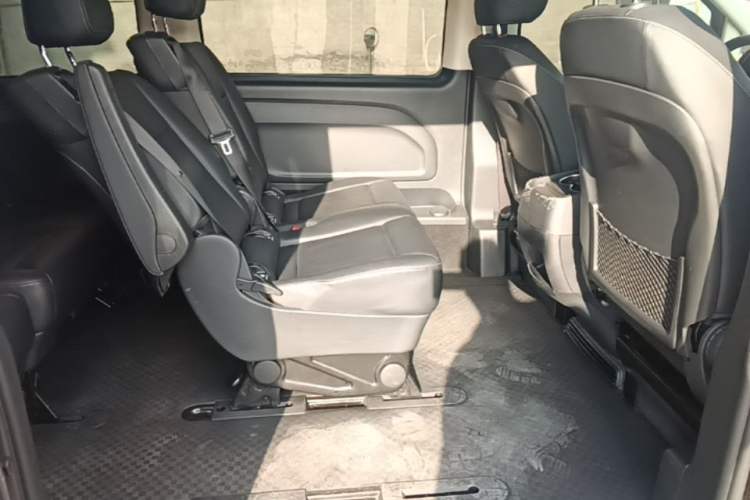 Used Mercedes-Benz Vito 2021 2.0T Elite Version 7 Seats Left Rear Seat