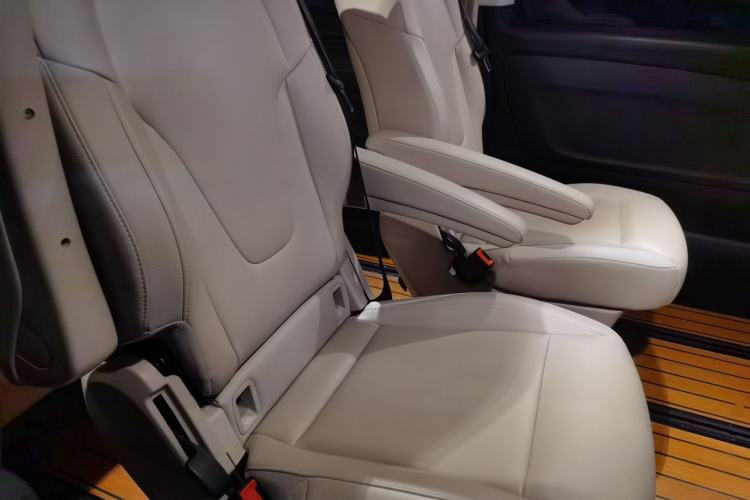 Used Mercedes-Benz Vito 2021 2.0T Elite Version 7 Seats Left Rear Seat