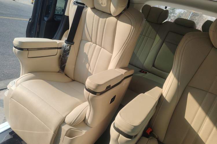 Used Mercedes-Benz Vito 2021 2.0T Elite Version 7 Seats Left Rear Seat