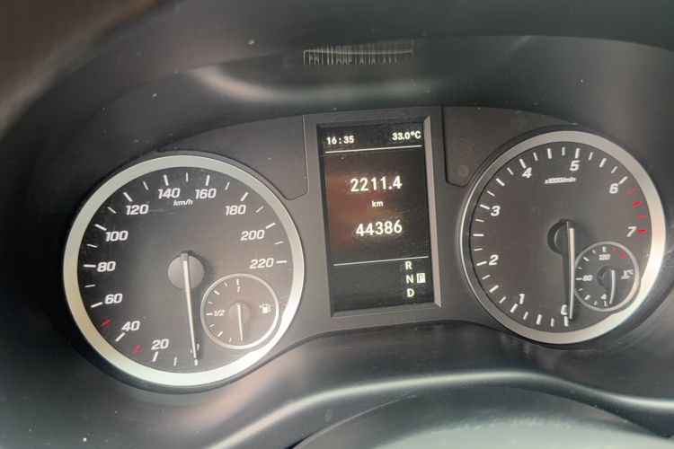 Used Mercedes-Benz Vito 2021 2.0T Elite Version 7 Seats Odometer Close Up