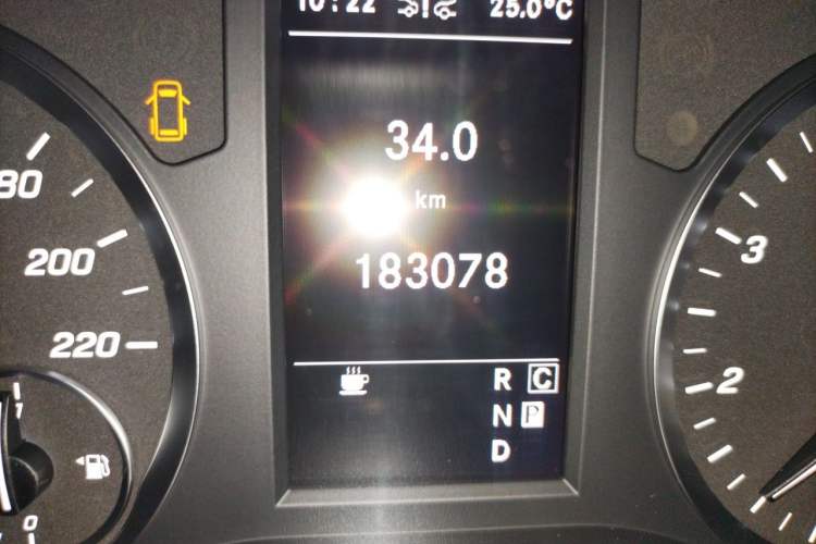 Used Mercedes-Benz Vito 2021 2.0T Business Version 7 Seats Odometer Close Up
