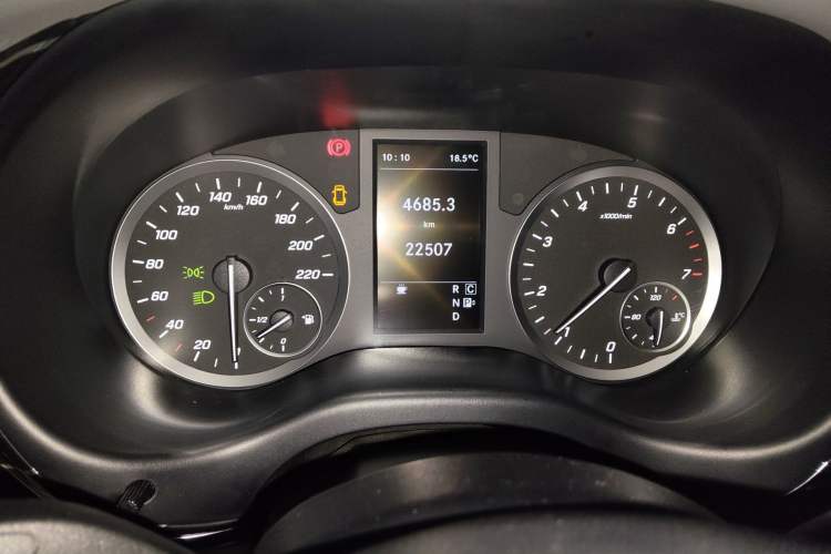 Used Mercedes-Benz Vito 2021 2.0T Business Version 7 Seats Odometer Close Up