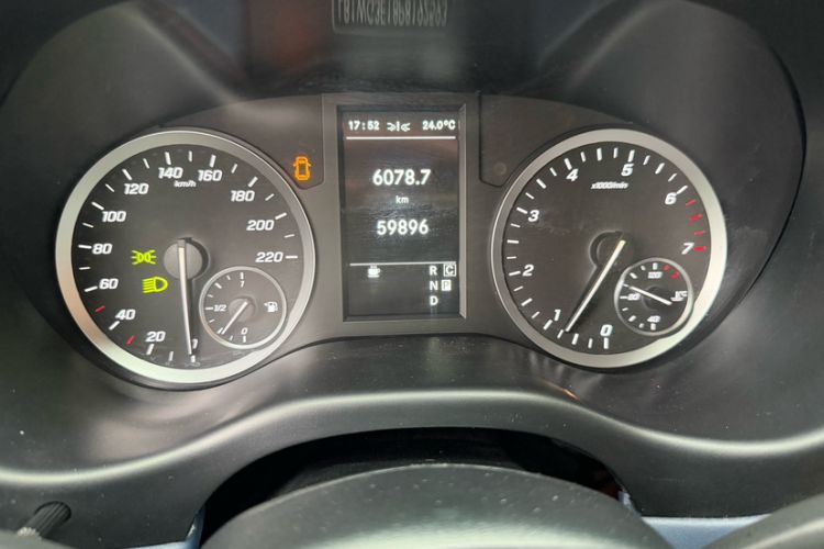 Used Mercedes-Benz Vito 2021 2.0T Business Version 7 Seats Odometer Close Up