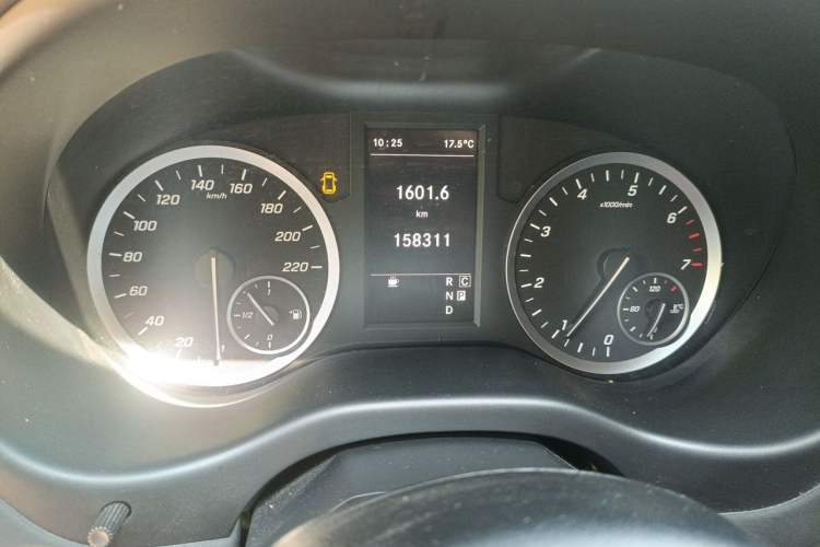 Used Mercedes-Benz Vito 2021 2.0T Elite Version 7 Seats Odometer Close Up