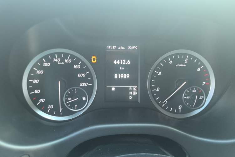 Used Mercedes-Benz Vito 2021 2.0T Business Version 7 Seats Odometer Close Up