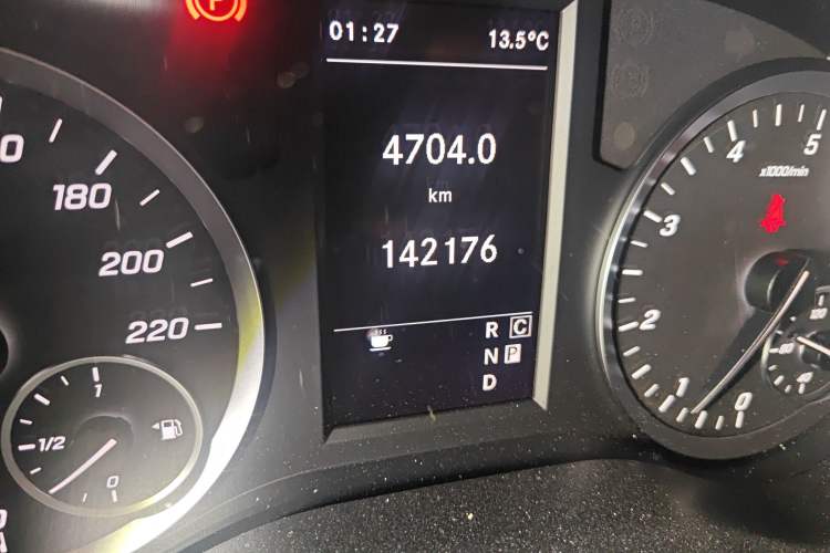Used Mercedes-Benz Vito 2021 2.0T Business Version 8 Seats Odometer Close Up