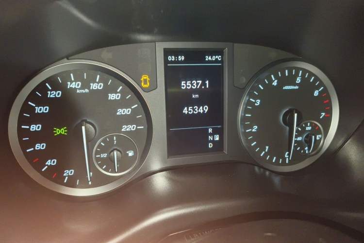 Used Mercedes-Benz Vito 2021 2.0T Business Version 7 Seats Odometer Close Up