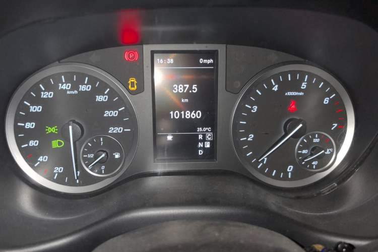 Used Mercedes-Benz Vito 2021 2.0T Elite Version 7 Seats Odometer Close Up
