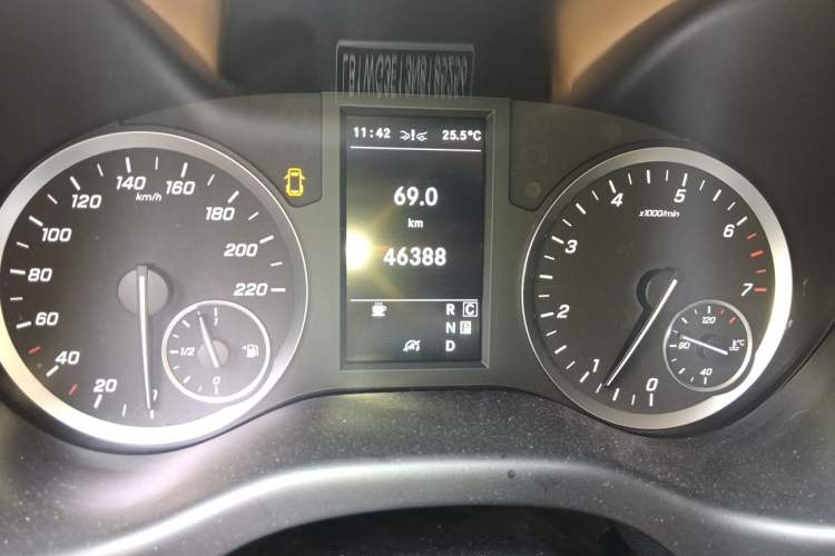 Used Mercedes-Benz Vito 2021 2.0T Business Version 7 Seats Odometer Close Up