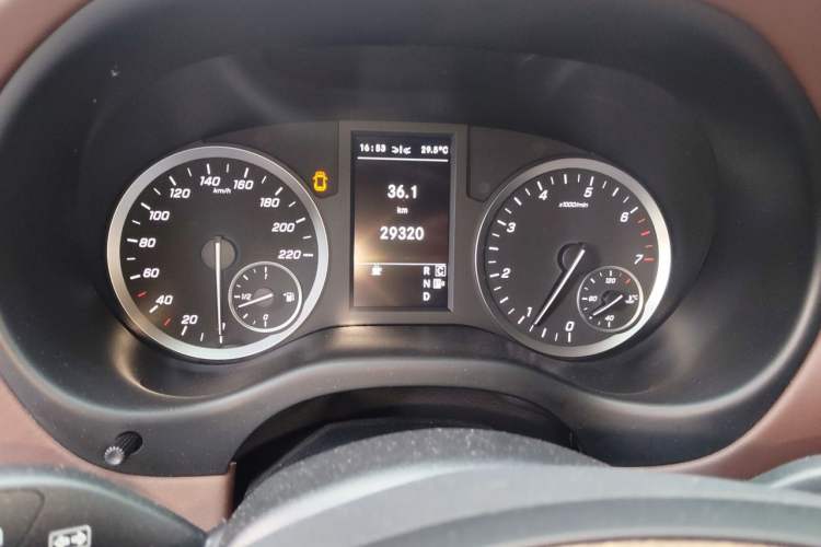 Used Mercedes-Benz Vito 2021 2.0T Business Version 7 Seats Odometer Close Up