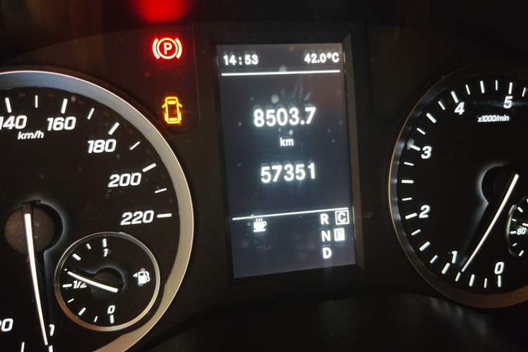 Used Mercedes-Benz Vito 2021 2.0T Elite Version 7 Seats Odometer Close Up