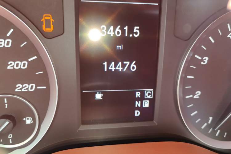 Used Mercedes-Benz Vito 2021 2.0T Business Version 7 Seats Odometer Close Up