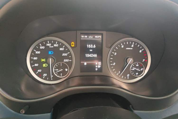 Used Mercedes-Benz Vito 2021 2.0T Business Version 7 Seats Odometer Close Up
