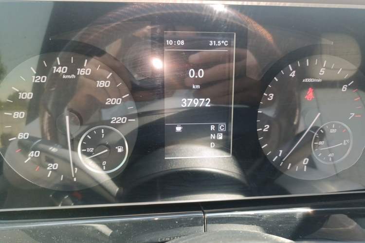 Used Mercedes-Benz Vito 2021 2.0T Business Version 7 Seats Odometer Close Up