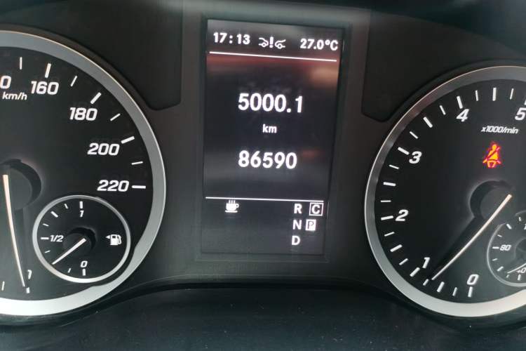 Used Mercedes-Benz Vito 2021 2.0T Business Version 7 Seats Odometer Close Up
