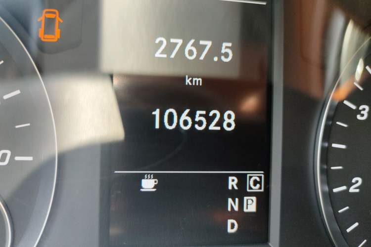 Used Mercedes-Benz Vito 2021 2.0T Elite Version 7 Seats Odometer Close Up