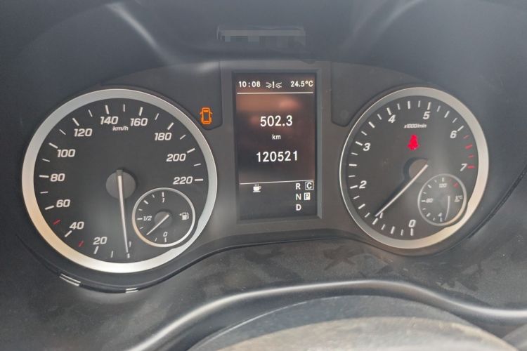 Used Mercedes-Benz Vito 2021 2.0T Business Version 7 Seats Odometer Close Up