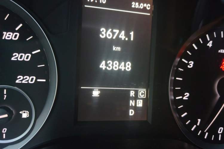 Used Mercedes-Benz Vito 2021 2.0T Elite Version 7 Seats Odometer Close Up