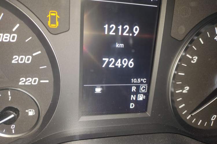 Used Mercedes-Benz Vito 2021 2.0T Elite Version 7 Seats Odometer Close Up