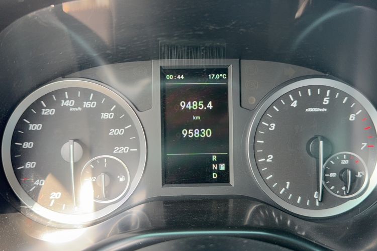 Used Mercedes-Benz Vito 2021 2.0T Business Version 7 Seats Odometer Close Up