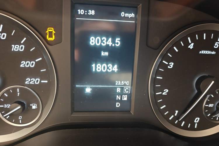Used Mercedes-Benz Vito 2021 2.0T Business Version 7 Seats Odometer Close Up