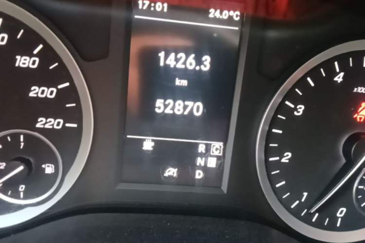 Used Mercedes-Benz Vito 2021 2.0T Elite Version 7 Seats Odometer Close Up