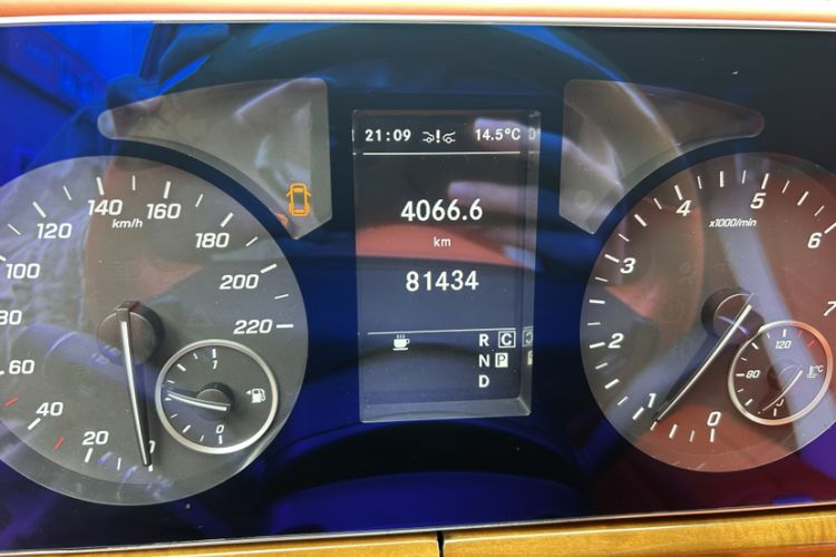 Used Mercedes-Benz Vito 2021 2.0T Business Version 7 Seats Odometer Close Up