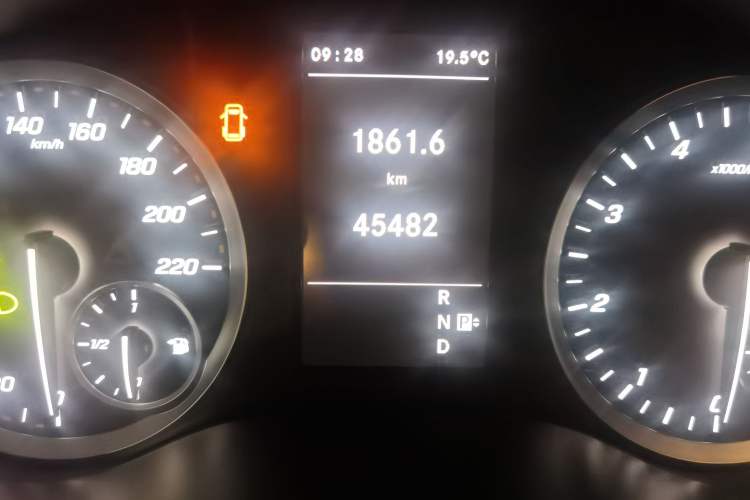 Used Mercedes-Benz Vito 2021 2.0T Business Version 7 Seats Odometer Close Up