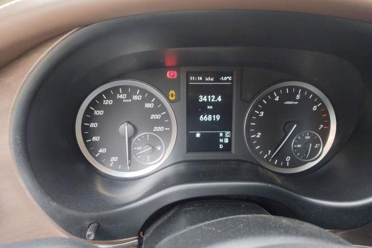 Used Mercedes-Benz Vito 2021 2.0T Business Version 7 Seats Odometer Close Up