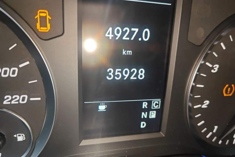Used Mercedes-Benz Vito 2021 2.0T Elite Version 7 Seats Odometer Close Up