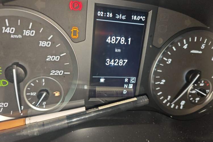 Used Mercedes-Benz Vito 2021 2.0T Business Version 7 Seats Odometer Close Up