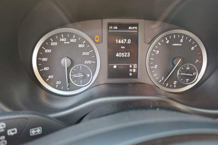 Used Mercedes-Benz Vito 2021 2.0T Elite Version 7 Seats Odometer Close Up