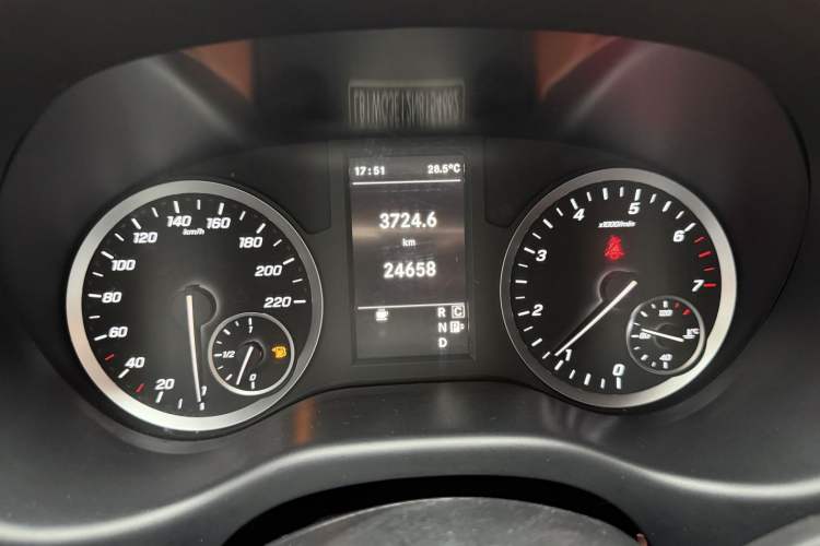 Used Mercedes-Benz Vito 2021 2.0T Elite Version 7 Seats Odometer Close Up