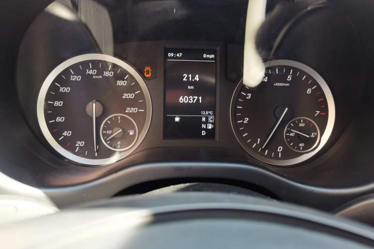 Used Mercedes-Benz Vito 2021 2.0T Elite Version 7 Seats Odometer Close Up