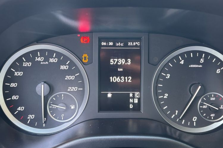 Used Mercedes-Benz Vito 2021 2.0T Business Version 7 Seats Odometer Close Up