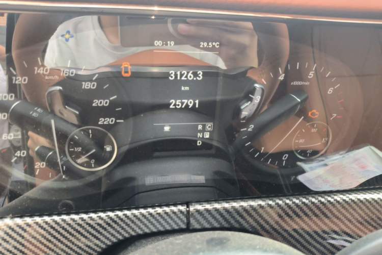 Used Mercedes-Benz Vito 2021 2.0T Elite Version 7 Seats Odometer Close Up