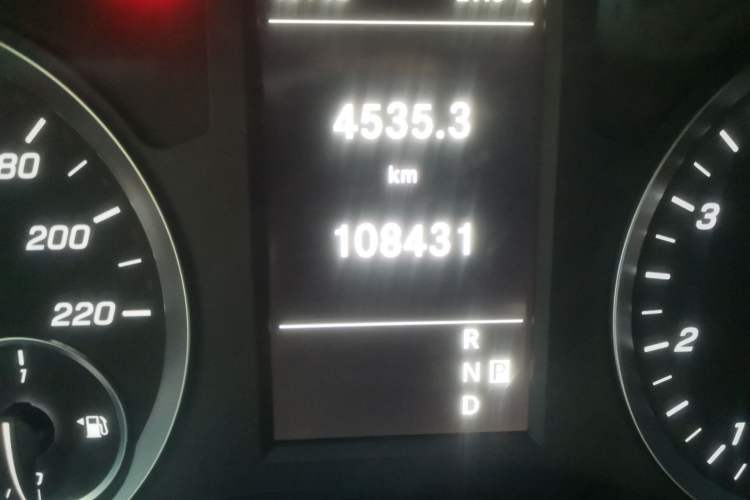Used Mercedes-Benz Vito 2021 2.0T Elite Version 7 Seats Odometer Close Up