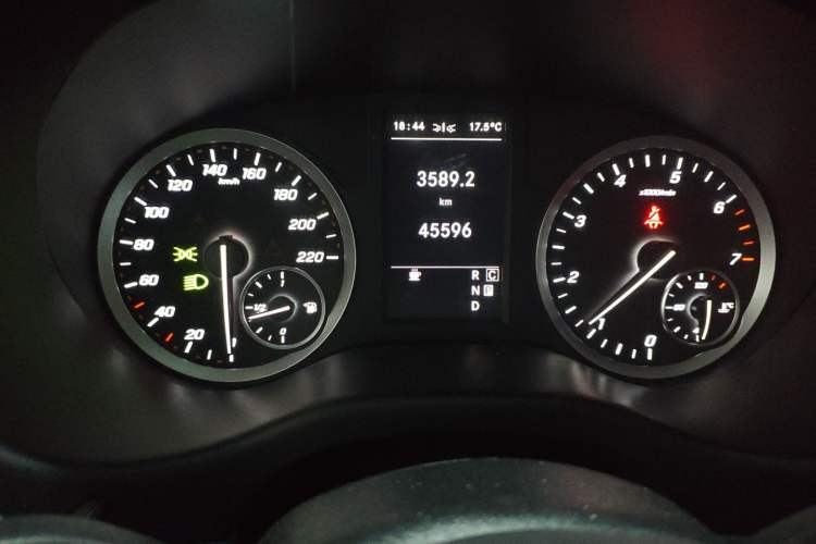 Used Mercedes-Benz Vito 2021 2.0T Business Version 7 Seats Odometer Close Up