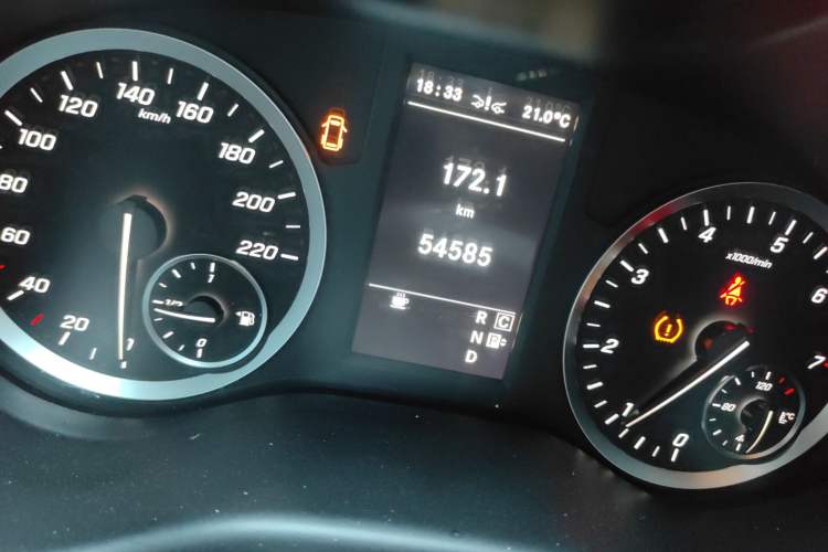 Used Mercedes-Benz Vito 2021 2.0T Business Version 7 Seats Odometer Close Up