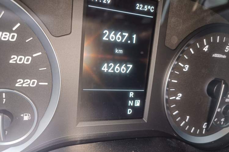 Used Mercedes-Benz Vito 2021 2.0T Elite Version 7 Seats Odometer Close Up