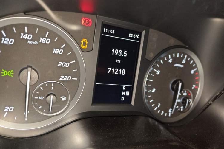 Used Mercedes-Benz Vito 2021 2.0T Elite Version 7 Seats Odometer Close Up