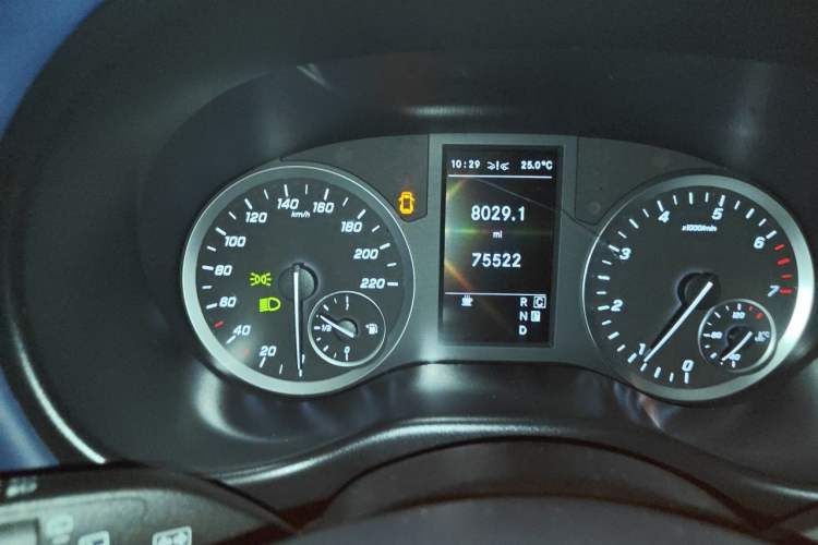 Used Mercedes-Benz Vito 2021 2.0T Business Version 7 Seats Odometer Close Up
