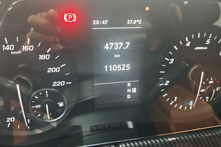 Used Mercedes-Benz Vito 2021 2.0T Elite Version 7 Seats Odometer Close Up