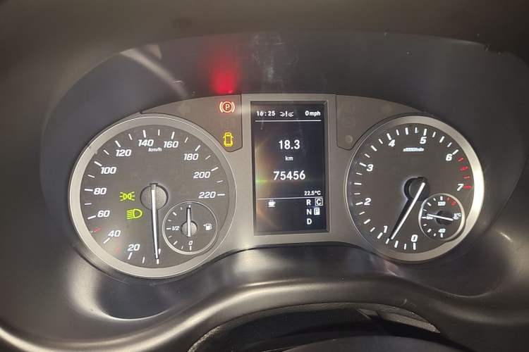 Used Mercedes-Benz Vito 2021 2.0T Business Version 7 Seats Odometer Close Up